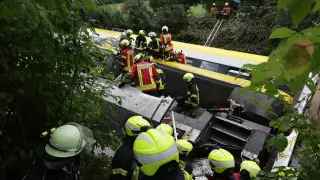 Пассажирский поезд сошел с рельсов в Германии - есть погибшие и раненые