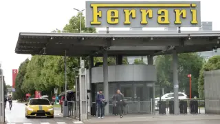 Ferrari заинтересовалась китайскими технологиями: электрокар Xiaomi заметили возле завода