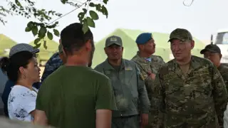 Министр обороны дал обещание родственникам членов экипажа пропавшего вертолёта