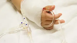 “Была остановка сердца, удалена почка“. Медики борются за жизнь детей, выброшенных матерью в Павлодаре