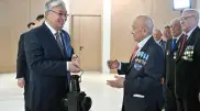 Токаев наградил ветерана-железнодорожника