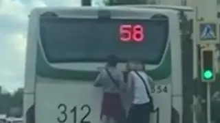 Полиция Астаны ищет подростков, прокатившихся “зацепом“ на автобусе