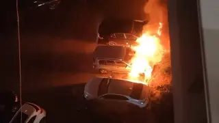 В Алматы загорелись автомобили во дворе ЖК: очевидцы заявили о поджоге