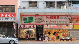 Женщина 13 лет не выключает свет у магазина по необычной причине