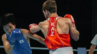 Казахстанский боксер разгромил соперника в бою за медаль ЧА
