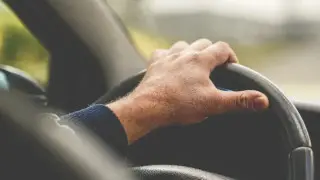 Еще одного таксиста застали за непристойным делом в авто