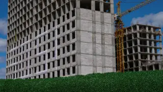 SOS на фасаде, спор о Джей Ло и бесплатные контрацептивы. О чём говорили СМИ сегодня