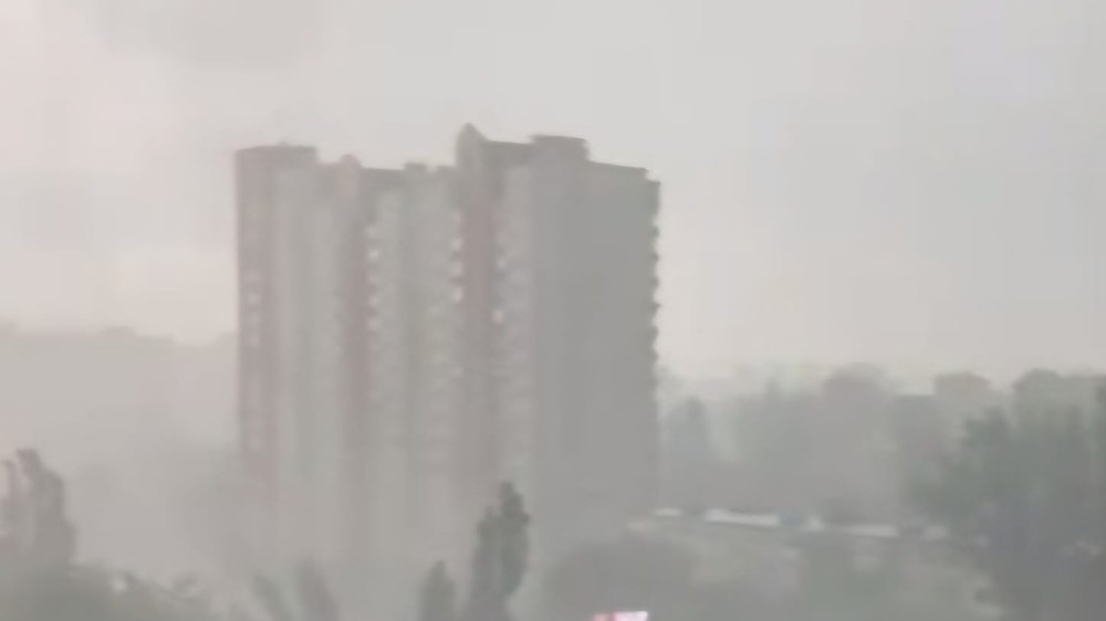Град и затопленные улицы: мощная непогода в Киеве попала на видео