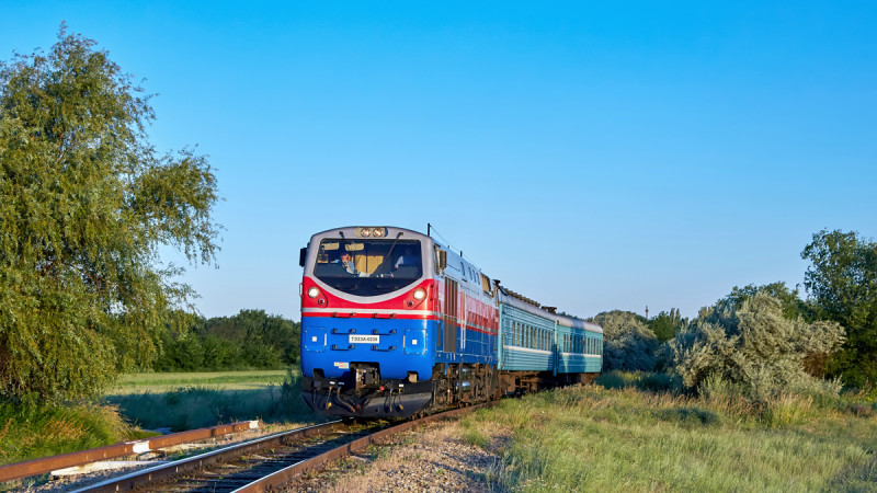 Поезд на перегоне Тентек - Карабулак. Фото: Александр Залесский