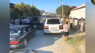 Водители устроили беспредел, борясь за почётное место в кортеже на юге Казахстана