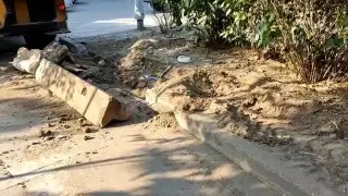 “Зачем выламывают новые?“: жителя Алматы возмутила замена бордюров