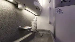 Почему не стоит мыть руки в самолёте