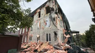 “Акиматовский трактор“ сносит элитный коттедж в районе Баганашыл