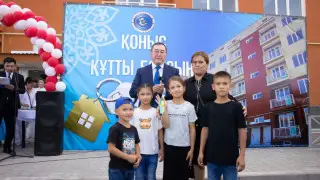60 семей получили ключи от новых квартир в Алматинской области