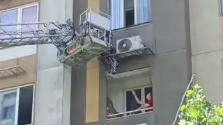 В Алматы спасли женщину, повисшую на кондиционере на пятом этаже