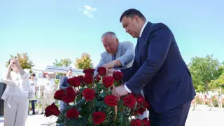 В Туркестане возложили цветы к памятнику Абаю