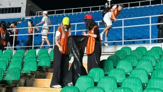 Алматинцы навели порядок на стадионе после концерта Дженнифер Лопес