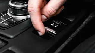 Что будет, если нажать на электронный ручник на ходу, рассказал эксперт