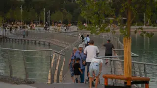 Мост на Сайране бьёт током? Жители Алматы проверили и сняли видео