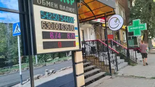 Дорогой рубль штурмует Актобе: россияне едут за техникой, одеждой и зубами