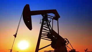 Цена на нефть восстанавливается после двухмесячного спада накануне саммита на Аляске