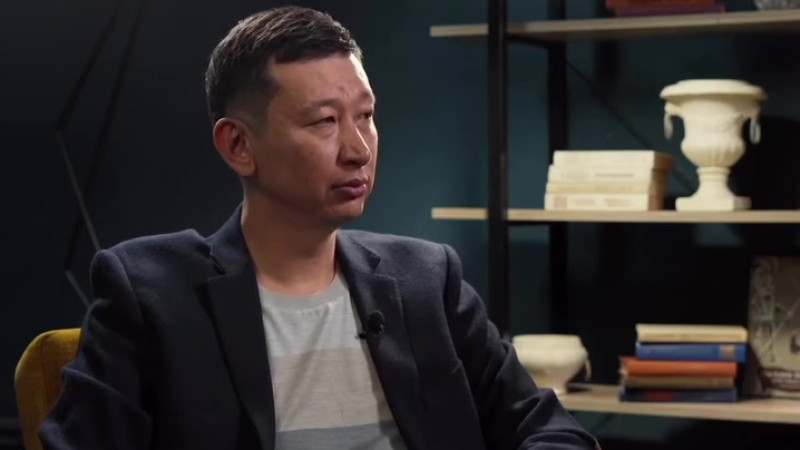 Алишер Еликбаев. Кадр из видео