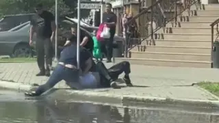 Трое бьют лежащего мужчину - драка у отдела полиции попала на видео