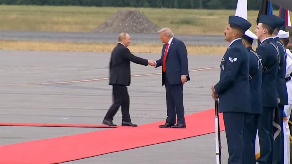 Путин прибыл на Аляску. Трамп лично встретил его на красной дорожке