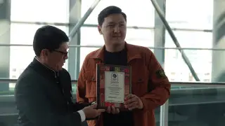 Казахстанец установил мировой рекорд и попал в одно издание с Роналду