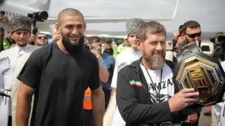 Кадыров подарил Чимаеву роскошный автомобиль за пояс чемпиона UFC