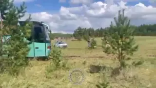 Под бурные аплодисменты туристов спасатели вытащили автобус из грязи в Акмолинской области