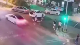 Молодые люди в Конаеве устроили разборки прямо на машинах