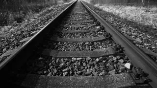 Пассажирский поезд экстренно затормозил из-за грузового вагона: есть пострадавшие