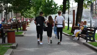 Молодым украинцам разрешили выезжать за границу