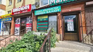 Россияне штурмуют казахстанские магазины из-за курса: наши обменники утопают в рублях