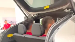 Новую длинную Tesla снова высмеяли в Китае