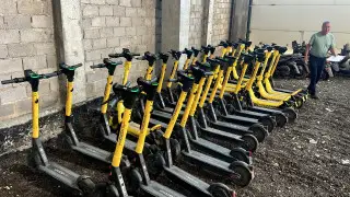 Брошенные как попало самокаты увозят на штрафстоянку в Алматы