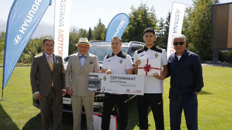 Основатель Astana Motors Нурлан Смагулов, CEO Astana Motors Бекнур Несипбаев, руководитель ФК "Кайрат" Кайрат Боранбаев, главный тренер Рафаэль Уразбахтин и вратарь Темирлан Анарбеков. Фото: Astana Motors