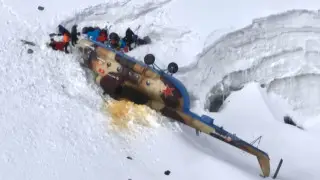 Появились кадры с места крушения вертолета, летевшего на помощь альпинистам на пик Победы