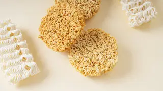 Подросток погиб, съев 3 пачки лапши без заварки