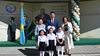 Аким Алматы поздравил школьников с Днем знаний