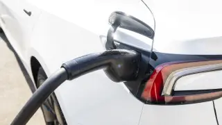 В Германии начали массово красть зарядки на электрокары. Зачем?