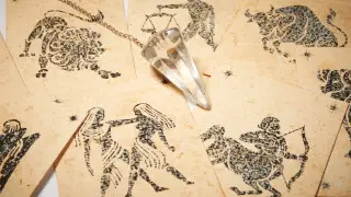 Гороскоп на сегодня: кому повезёт в любви, а кому - в деньгах