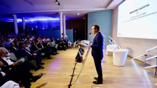 От министра обороны - в премьеры: во Франции назначили нового главу кабмина