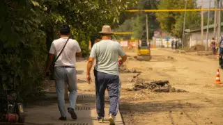 “Паркуют авто вдоль дороги“ - акимат о затянувшемся ремонте улиц в Алматы