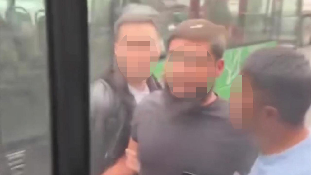 “Напал на водителя автобуса и достал нож“: дорожный конфликт попал на видео в Алматы