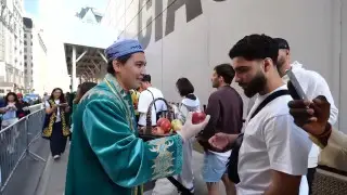 Apple и Алма: жители Нью-Йорка в очереди за iPhone 17 узнали больше о Казахстане