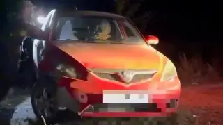 Чуть не упала с обрыва в реку машина: в Актобе двое парней оказались в ловушке