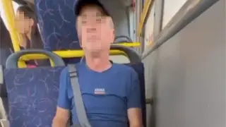 “Делал это прямо в автобусе“: странное поведение мужчины сняли на видео в Алматы