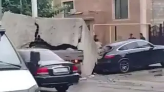 Бетонная плита смяла Mercedes в Костанае